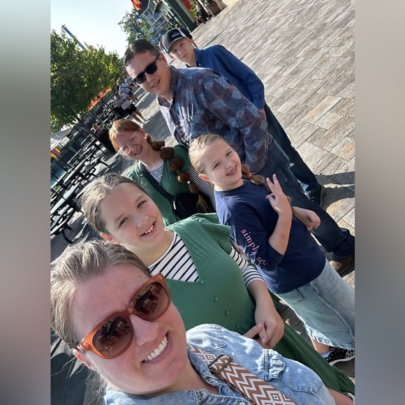 Hi! I’m Krystine! Always looking for bundles to buy! Ladies clothes from xs-xl. - Picture 11 of 11